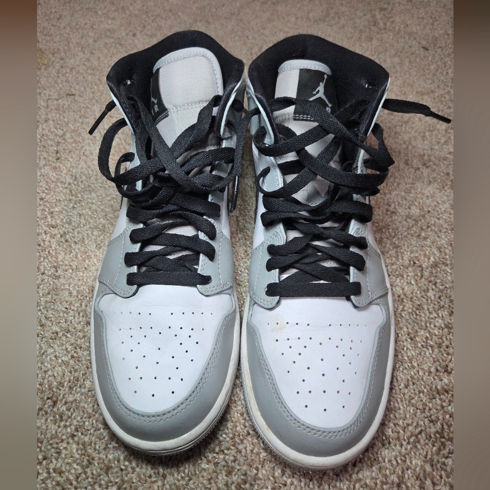 Air Jordan 1 Mid 'Light Smoke Grey' - Size 9